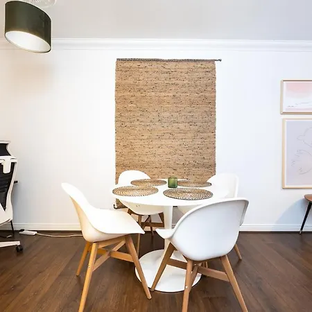 Apartment 2br With Balcony *